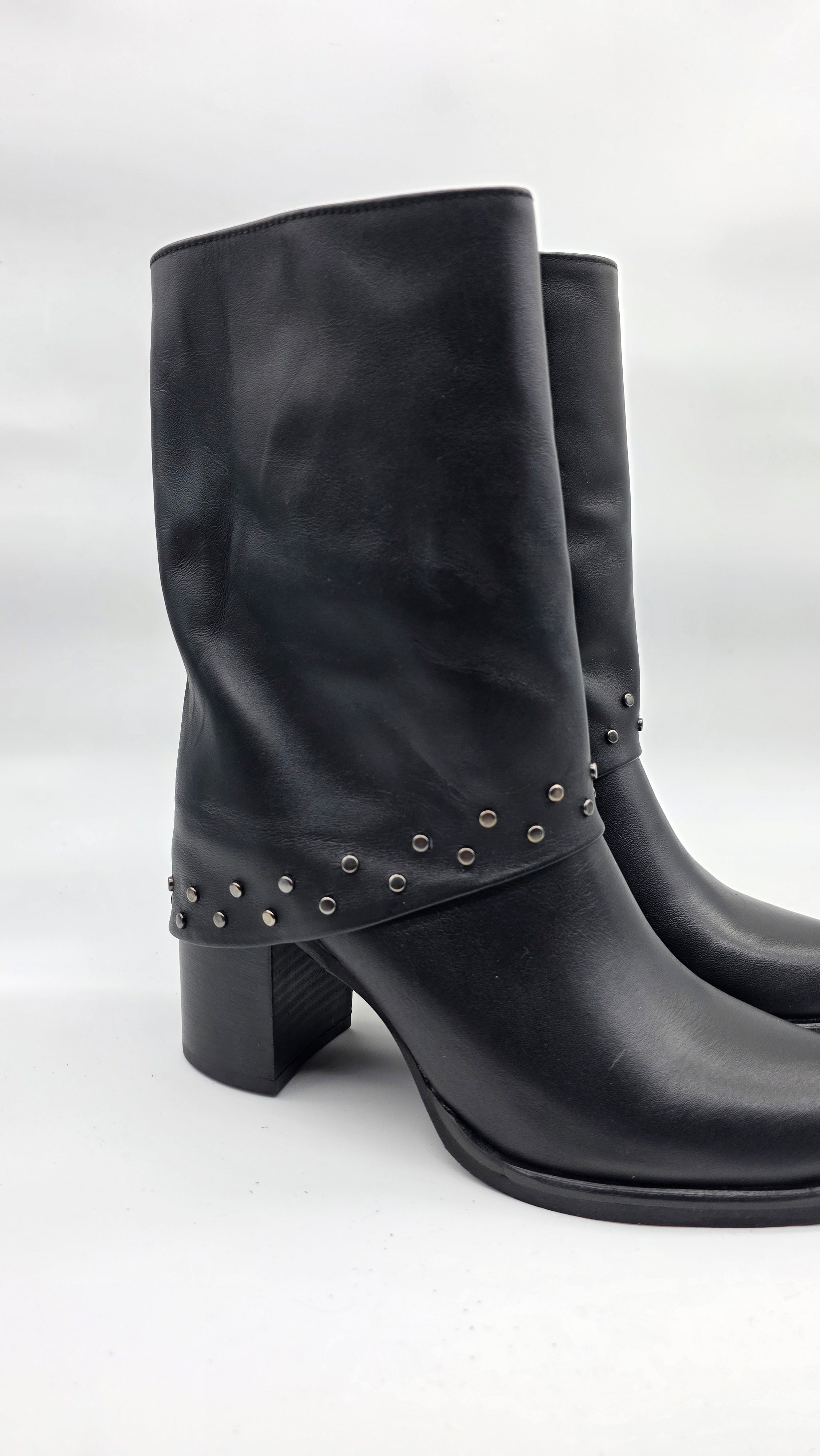 Stivale da donna in vera pelle , micro borchie e risvolto