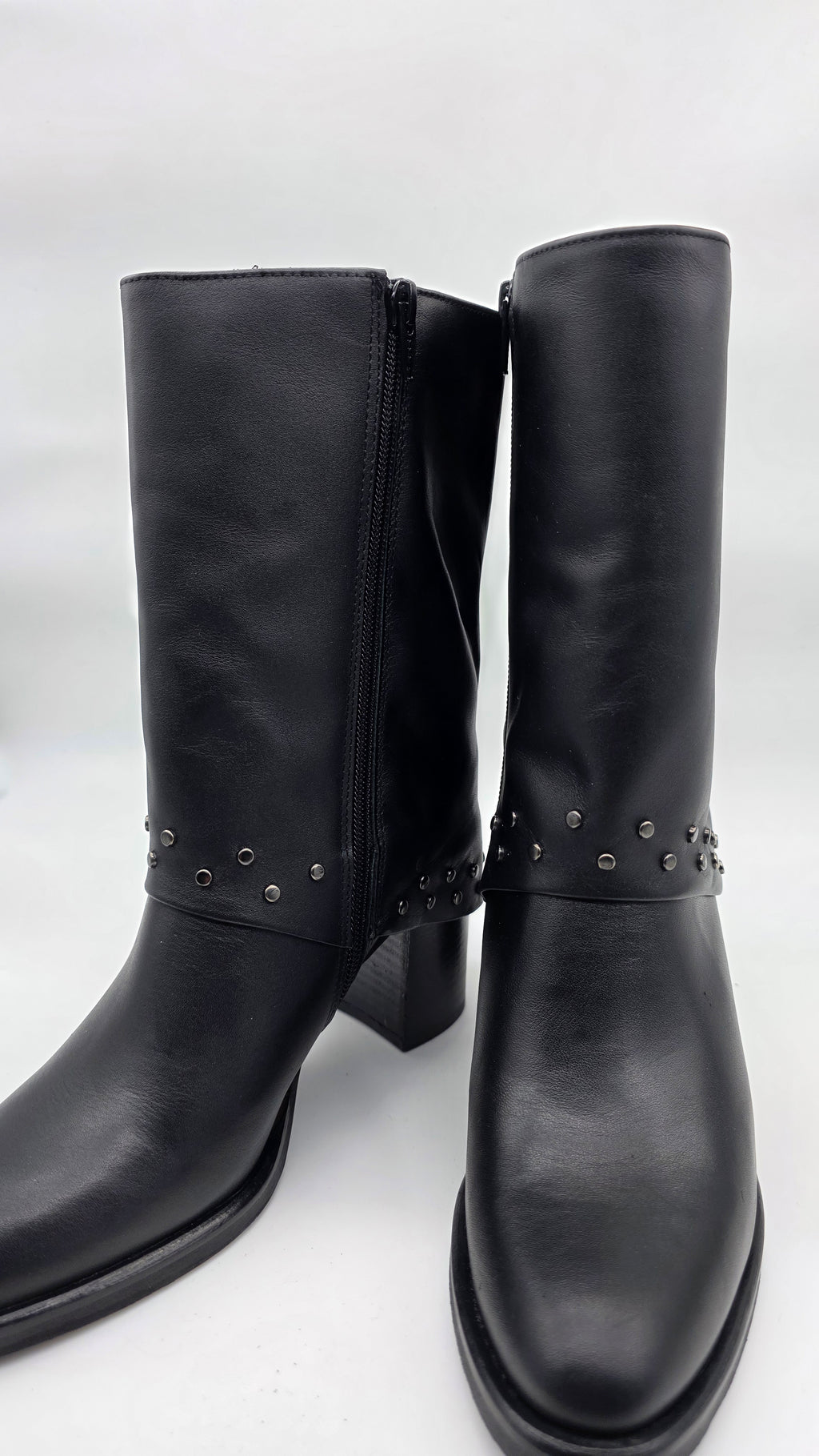 Stivale da donna in vera pelle , micro borchie e risvolto