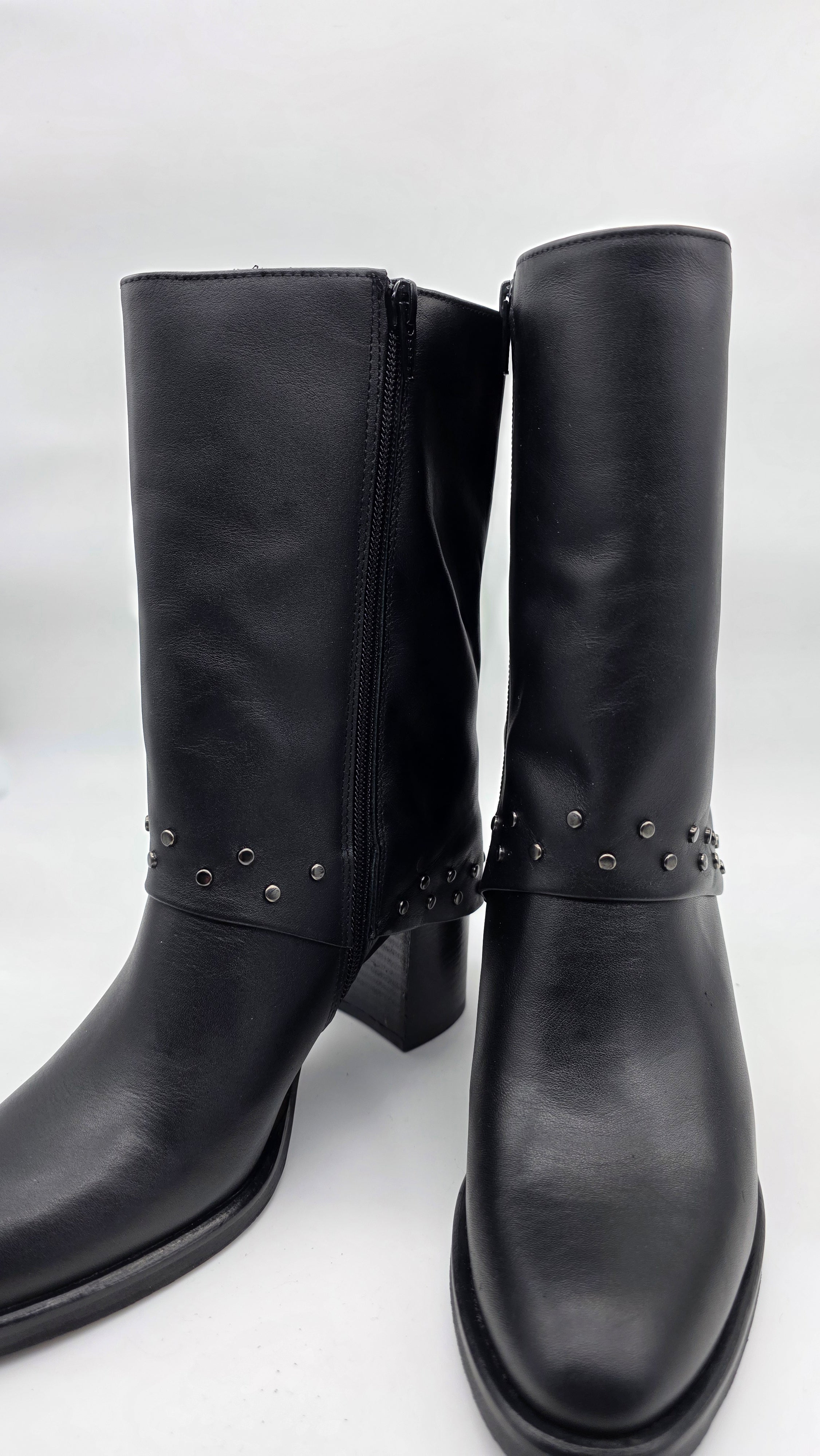 Stivale da donna in vera pelle , micro borchie e risvolto