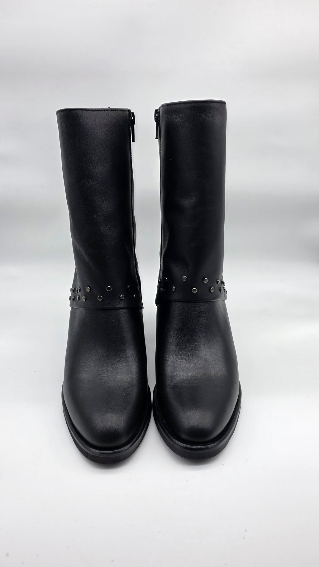 Stivale da donna in vera pelle , micro borchie e risvolto