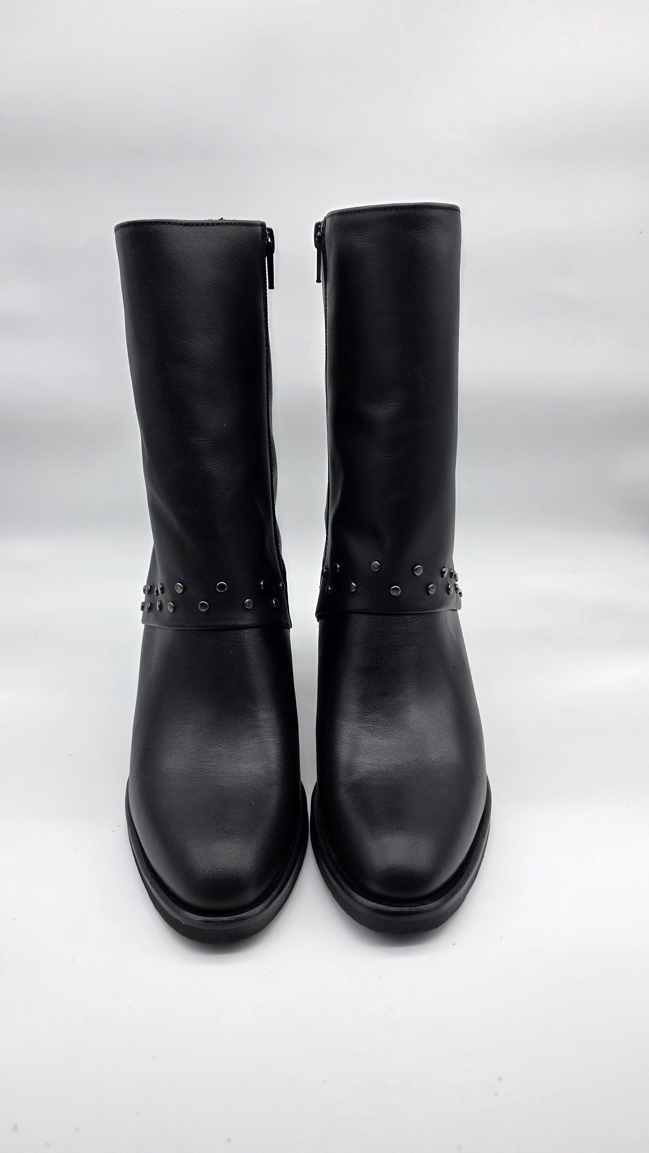 Stivale da donna in vera pelle , micro borchie e risvolto