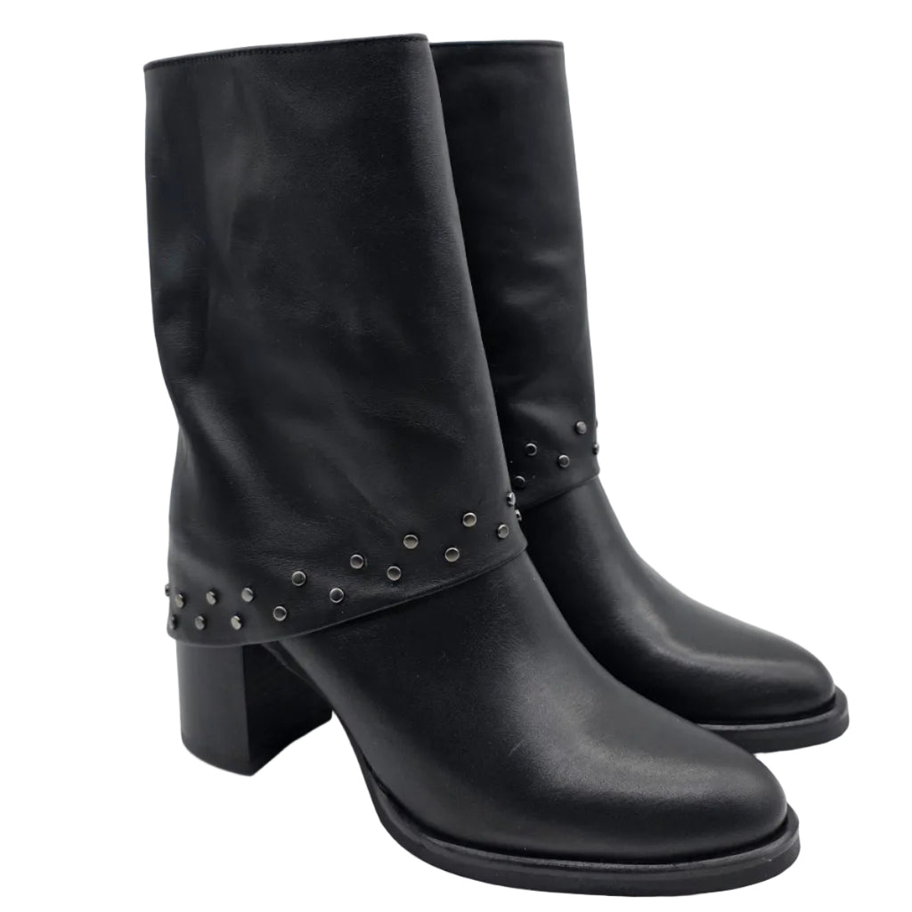 Stivale da donna in vera pelle , micro borchie e risvolto